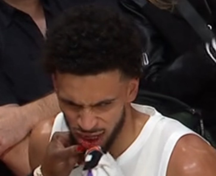 B体育中国-开拓者媒体人：卡马拉牙掉了 捡起来继续打球  他是顶级硬汉