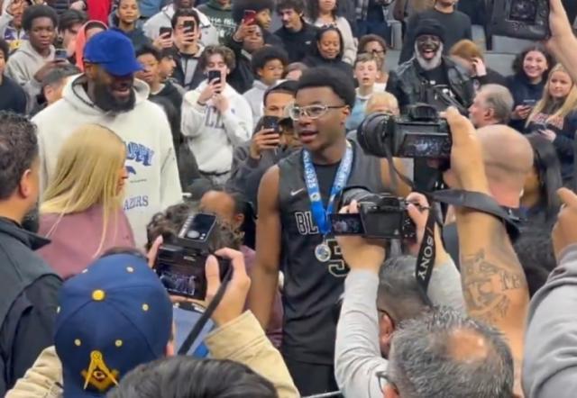 B体育中国-詹皇见证二儿子高中夺冠！未来父子三人NBA同台？