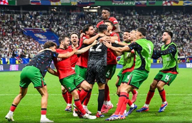 1719877459501008092.jpg diogo-costa-alivia-lagrimas-de-cr7-portugal-vence-eslovenia-.jpg
