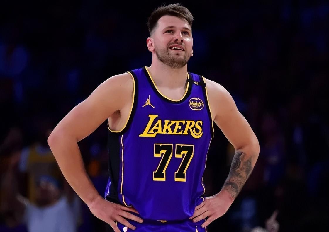 B体育平台-湖人惨败黄蜂!东契奇+詹姆斯空砍68分,艾顿+替补全垮,防守为0