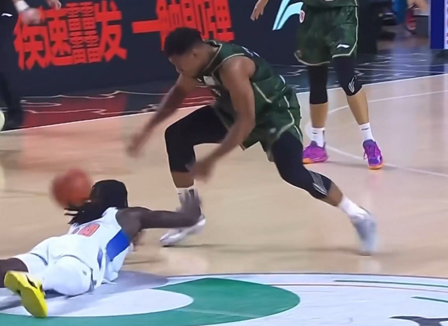 B体育APP-新疆领先9分却输球!格兰需警惕哈里斯+西尔扎提+吴冠希隐患!